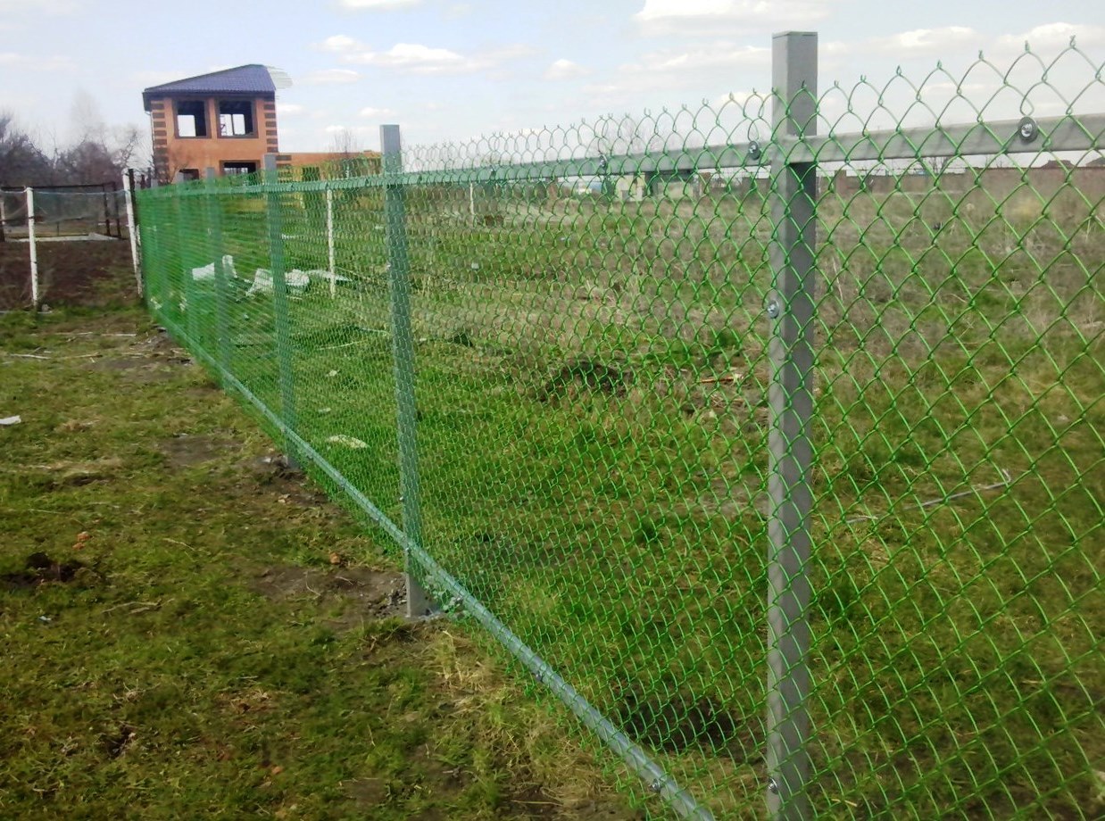 Забор с сетки рабицы
